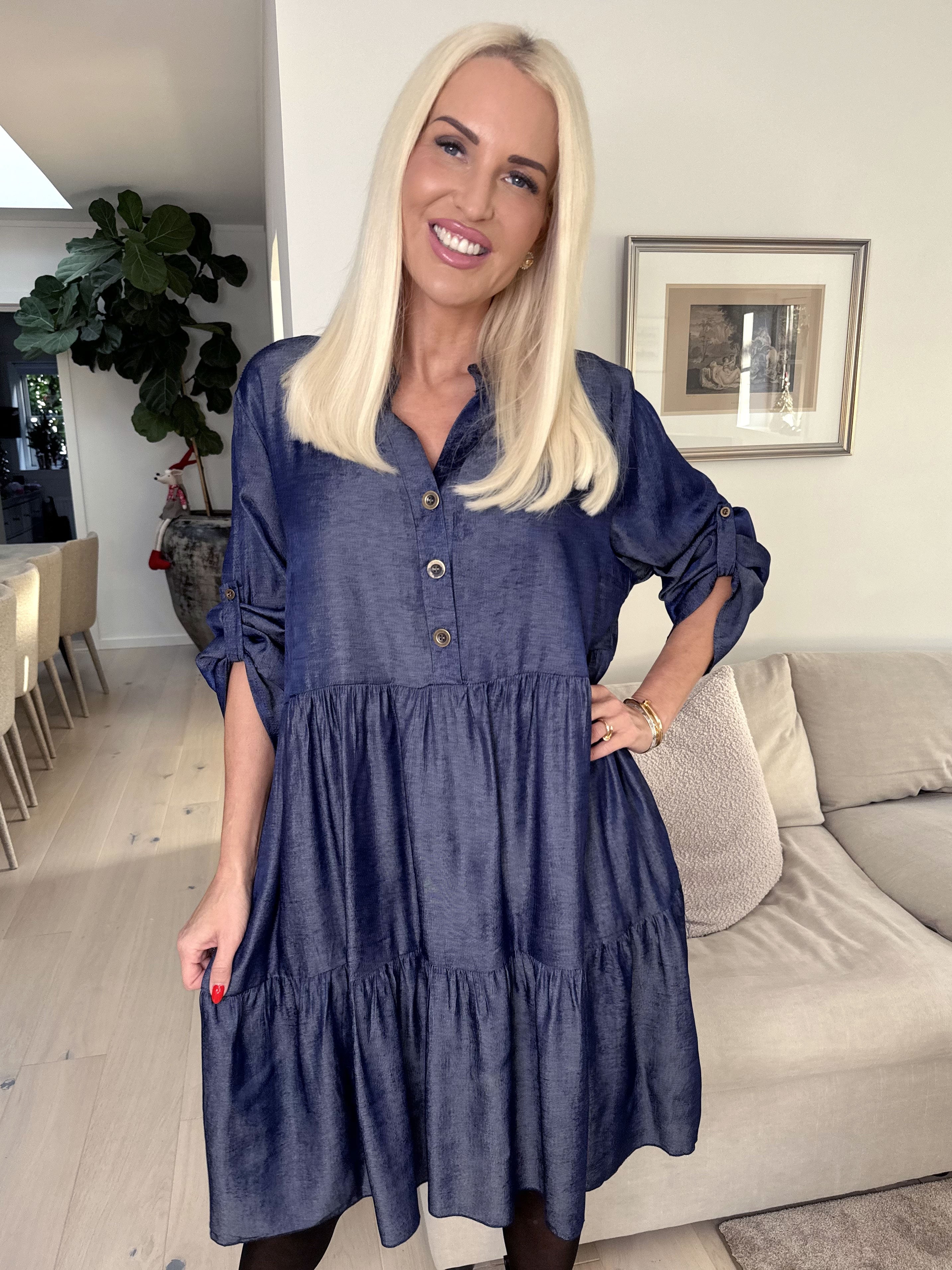 Milano Denim Midi - Sød kjole i viskose med lag på lag look